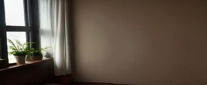 视频教程封面，展示编辑在多个屏幕前对比不同免费看片网站的界面，背景为橙棕色调专业录制环境